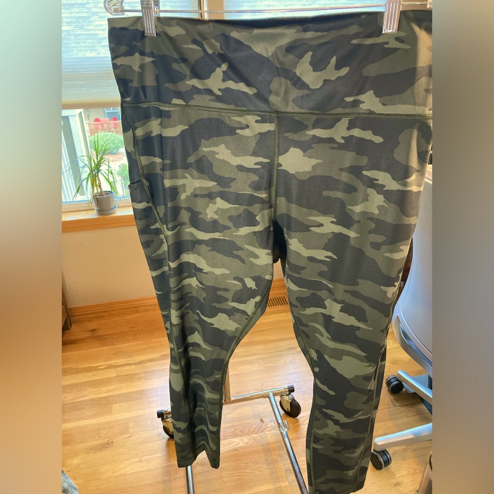 Athleta ultimate 7/8 tights camo size 2xl